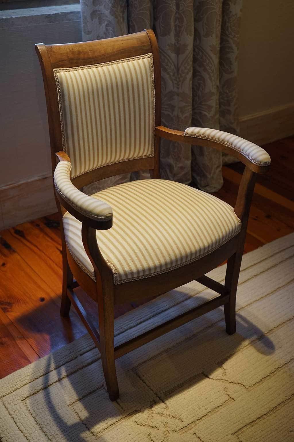 Hotel Landa Burgo Exterior foto A chair with a striped seat