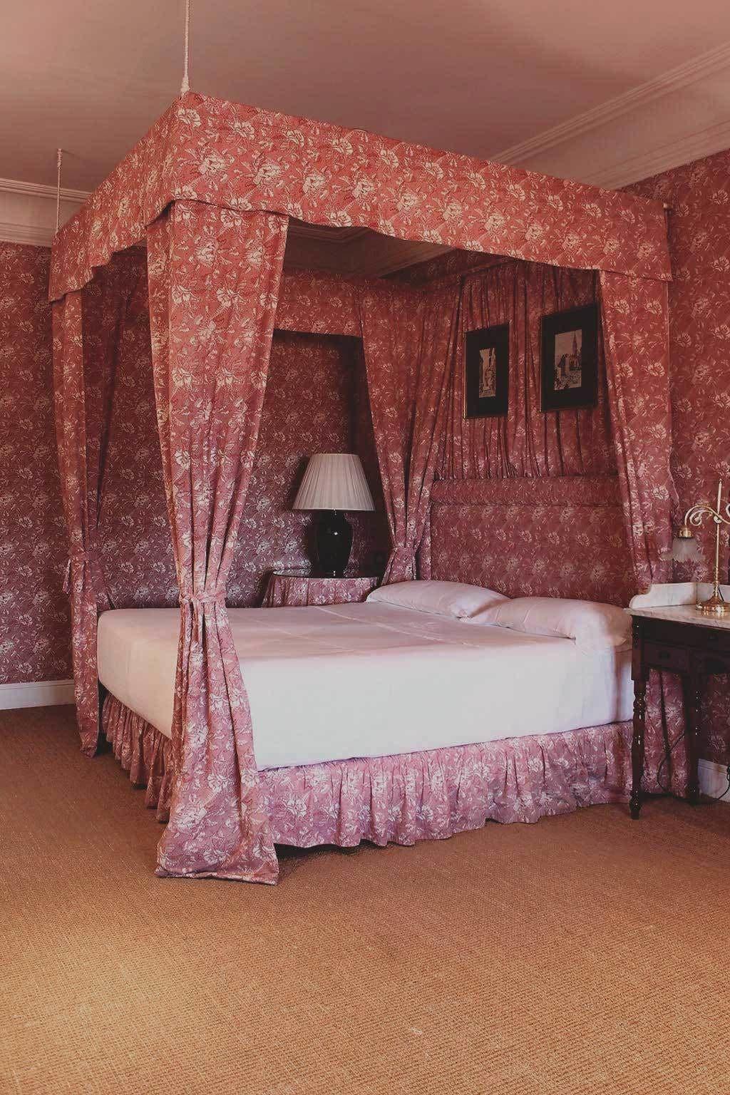 Hotel Landa Burgo Exterior foto A bed with a bed skirt