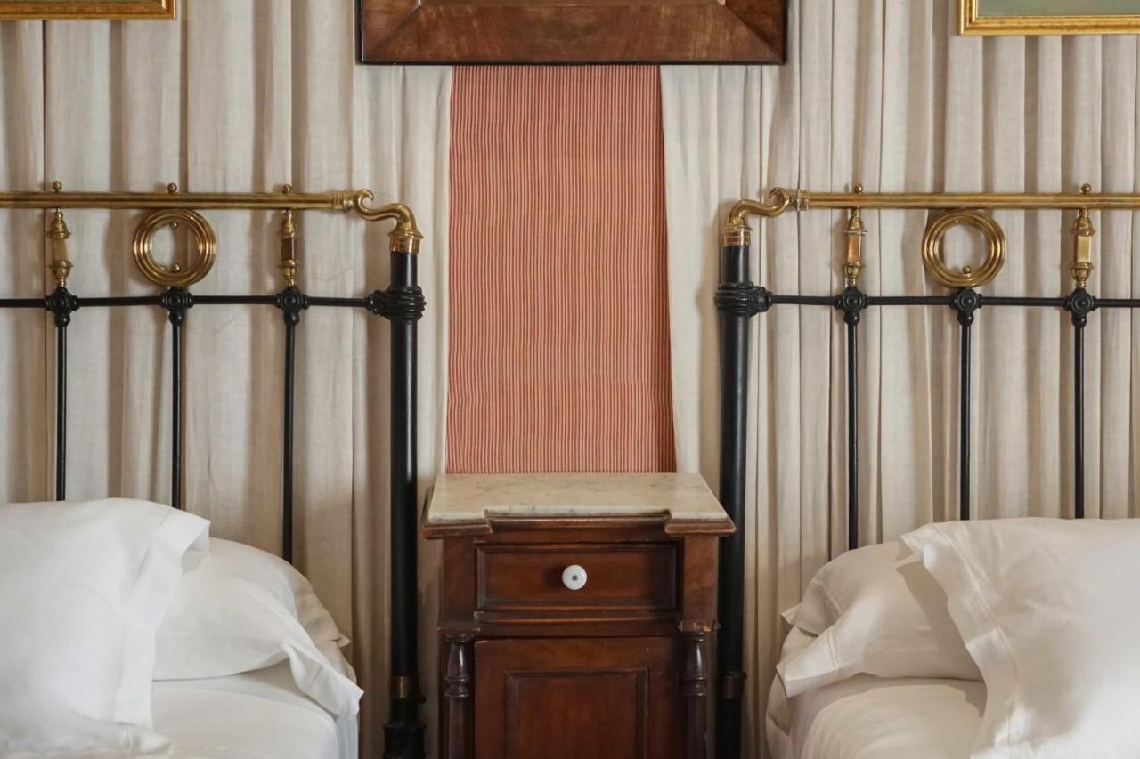 Hotel Landa Burgo Exterior foto A nightstand
