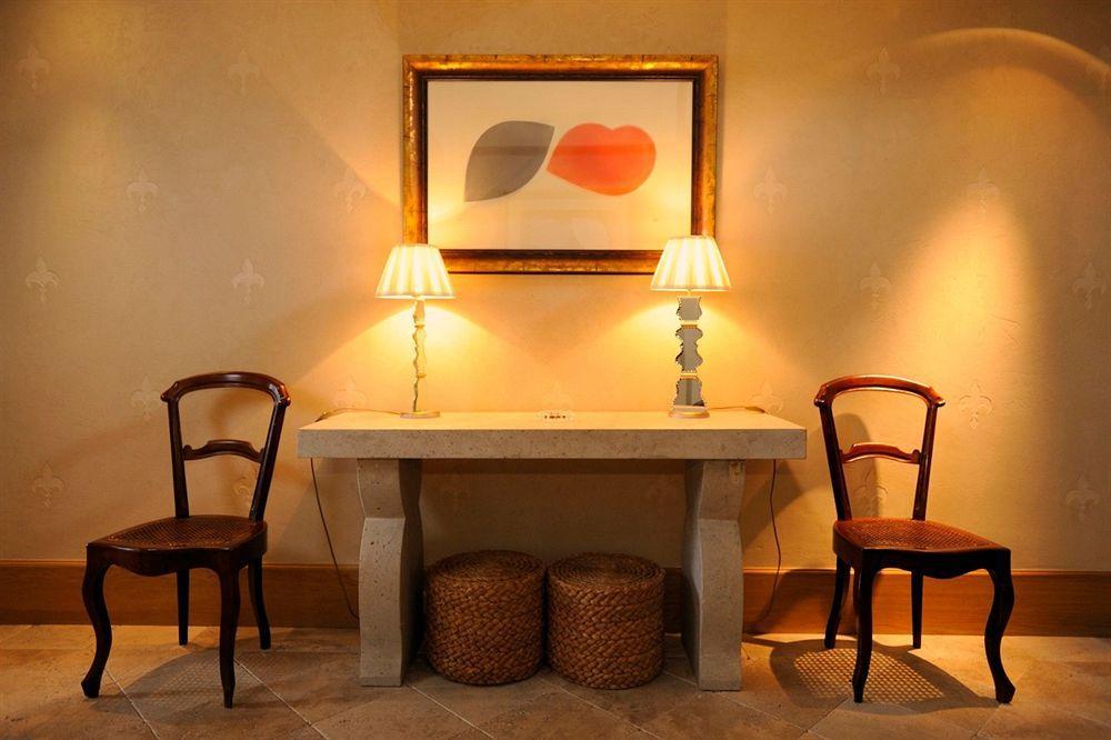 Hotel Landa Burgo Exterior foto A table and chairs