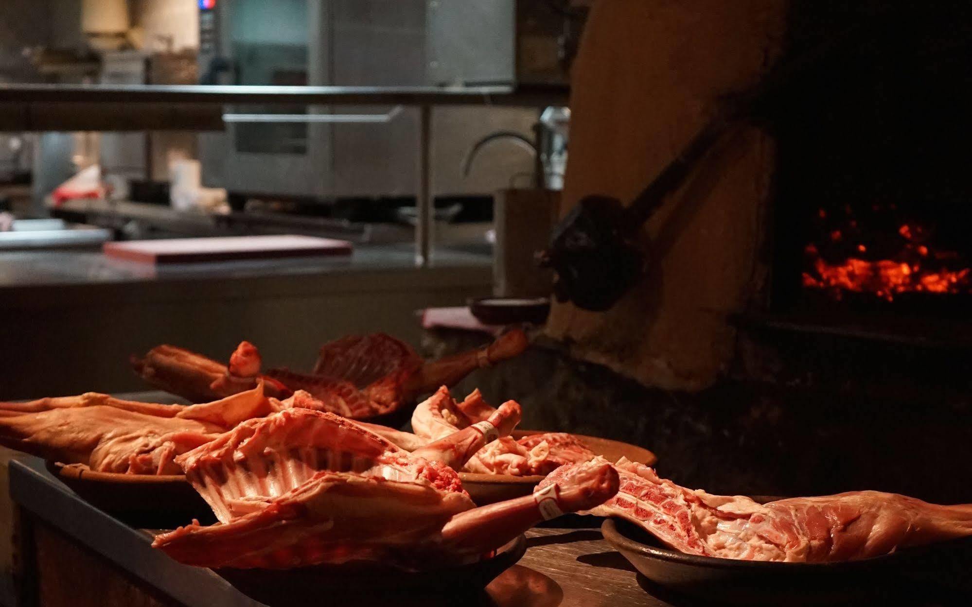 Hotel Landa Burgo Exterior foto Cooking meat